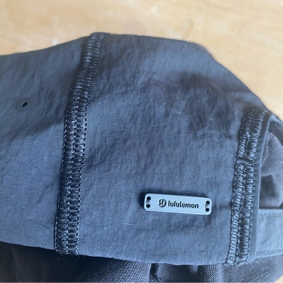 Lululemon running hat in black - Picture 2 of 3